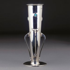 Een Cymric zilveren en turquoise vaas, 1901