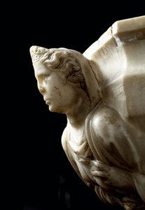Wijwaterbak met de drie theologische deugden en waterbak met de vier kardinale deugden door Giovanni Pisano