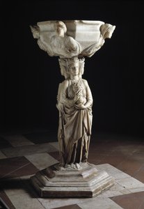 Wijwaterbak aan de pilaar versierd met de drie theologische deugden en de kuip versierd met de bustes van de vier kardinale deugden door Giovanni Pisano