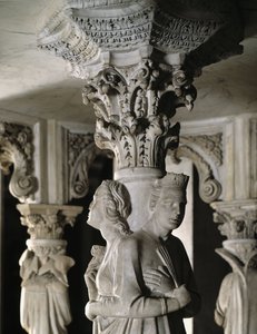 Detail van de gebeeldhouwde groepen die de Stoel ondersteunen, gemaakt door Giovanni Pisano (1248-1314): de Theologische Deugden door Giovanni Pisano