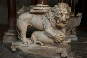 Leeuw, op de preekstoel in de kerk van Sant