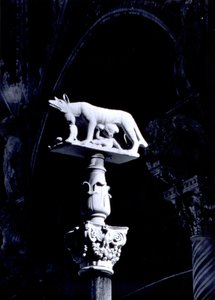 De Sienese Wolf, met de tweeling Romulus en Remus, gevel van de Piazza del Duomo door Giovanni Pisano