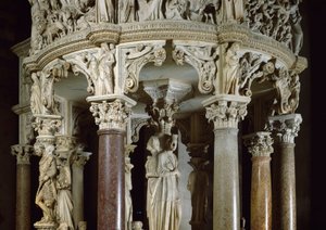 Theologische deugden en Hercules aan de linkerkant (detail) van gebeeldhouwde groepen die de preekstoel ondersteunen. Marmeren sculptuur door Giovanni Pisano (1248-1314). 1302-1311 Kathedraal van Pisa (Duomo di Santa Maria Assunta di Pisa), Italië