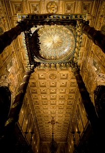Zicht op het plafond met houten kisten gemarkeerd en verguld door Giuliano da Sangallo en hoofdaltaar gemaakt door architect Ferdinando Fuga. Basiliek van Santa Maria Maggiore, Rome