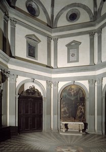 Gezicht op de achthoekige sacristie gebouwd naar een ontwerp van Giuliano da Sangallo