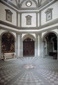 Zicht op de achthoekige sacristie gebouwd naar een ontwerp van Giuliano da Sangallo (1445-1516)