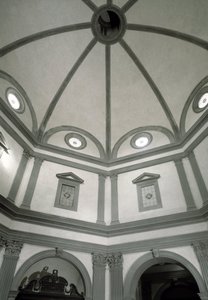 Gezicht op de achthoekige sacristie gebouwd naar een ontwerp van Giuliano da Sangallo