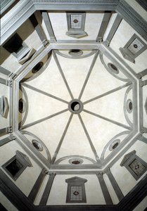 Zicht op de achthoekige sacristie gebouwd naar een ontwerp van Giuliano da Sangallo (1445-1516)