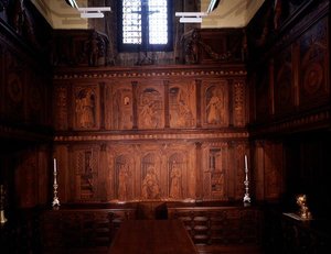 Kasten na restauratie in de Noordelijke Sacristie (Sacrestia delle Messe) (ingelegd hout) door Giuliano da Maiano