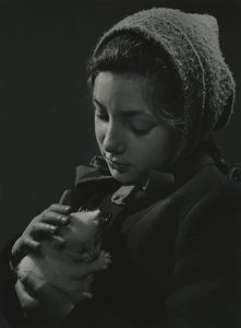 Meisje met een witte kitten in haar armen. Begin jaren 1950 door Godfrey Macdominic