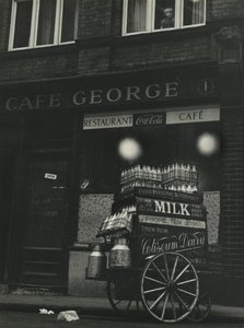 Straatscène in Londen jaren 1950 door Godfrey Macdominic