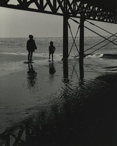 Twee kinderen spelen op het strand