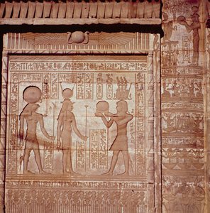 Reliëf met een farao die een offer brengt aan Hathor en Horus, uit het Romeinse Geboortehuis, of Mammisi, in Dendera, ca. 125 v.Chr.-60 n.Chr.
