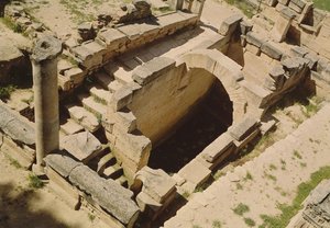 Luchtfoto van het nymphaeum, gerestaureerd door de Romeinen in c.20 v.Chr. door Greek