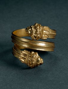 Kunst van Groot-Griekenland: gouden ring met leeuwenprotomen. Eind 4e-begin 3e eeuw v.Chr. uit Taranto, Italië. Taranto, Museo Archeologico Nazionale door Greek