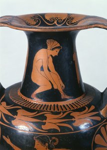 Hurkende vrouw die haar sandaal vastmaakt, detail van de hals van een Attische roodfigurige amphora, gemaakt door Pamphaios en geschilderd door Oltos, c.510-500 v.Chr.