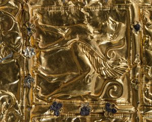 Detail van een folie met reliëfdecoratie uit Delphi (goud)
