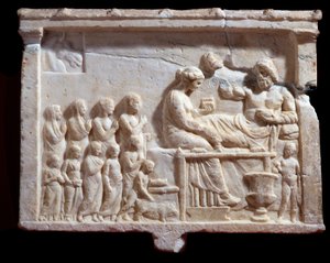 Griekse kunst: reliëf dat een banketscène voorstelt, 300 v.Chr. Mantua, Palazzo Ducale, Coll statuaria, inv nr 6684, Italië
