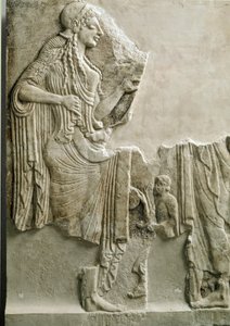 Griekse oudheid: een familie brengt een offer aan de godin Athena. Laag reliëf. 550 v.Chr. Van de acropolis van Athene. Athene, Acropolis Museum door Greek
