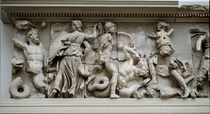 Griekse kunst: voorstelling van Hecate en Artemis. Fries van het altaar van Zeus in Pergamon, laag reliëf van Eumene II door Greek