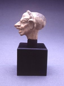 Griezelig hoofd van een vrouw, 100 v.Chr.-100 n.Chr. (terracotta) door Greek