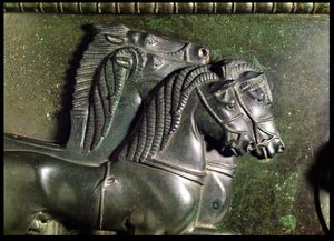 Hoofd van een paard van een quadriga, detail van de fries rond de hals van de Vix Krater (brons)