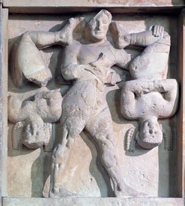 Magna Graecia: metope met Heracles met de Cercopes, stenen reliëf, 575-550 v.Chr. door Greek