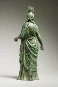 Achteraanzicht van een standbeeld van Isis Fortuna, Hellenistisch, 1e eeuw v.Chr.-1e eeuw n.Chr.