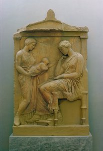 Grafstèle die een dienstmeid toont die een baby aan een zittende vrouw geeft door Greek School