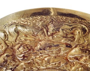 Offerschaal met reliëfdecoraties in de vorm van leeuwen en panters (goud) door Greek School