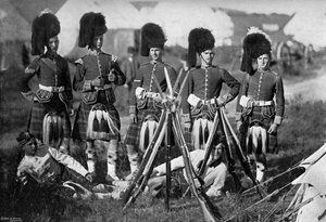 Een kampwacht van de Seaforth Highlanders bij de manoeuvres in het New Forest, Hampshire