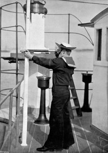 Een uitkijk op de brug van een Brits oorlogsschip, 1896 door Gregory and Co