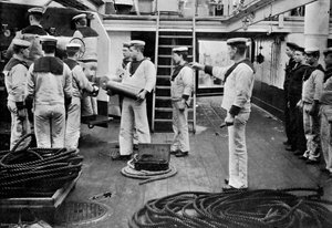 Oefening met een 6 inch snelvuurkanon aan boord van het slagschip HMS Resolution door Gregory and Co