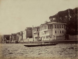 Gebouwen langs de Baai van Tarabya, aan de Zee van Marmara, Turkije door Guillaume Berggren