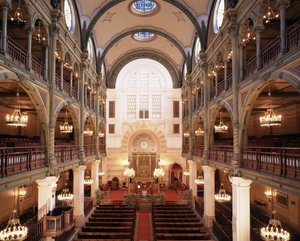 Interieur van de Synagoge van Rue des Tournelles gebouwd in 1866 - 1867. Architect: Varrollier. Ingenieur: Gustave Eiffel in Parijs door Gustave Eiffel