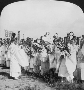 Shinto-priesters in een begrafenisstoet voor Hitachi Maru-slachtoffers, Tokio, Japan, 1905 door H. C. White