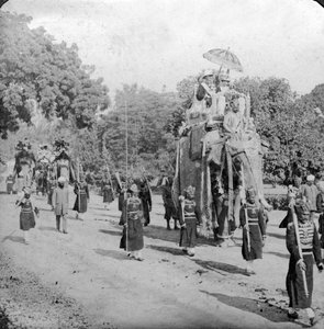 Lord en Lady Harding op een olifant, India, 1913 door H. D. Girdwood