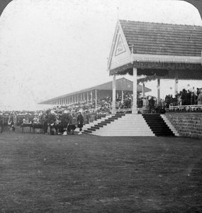 Koningin Mary 1867-1953 reikt prijzen uit op een militair toernooi, Delhi, India, begin 20e eeuw