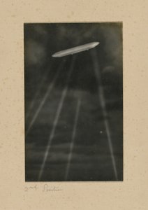 [Het neerschieten van een Duits luchtschip boven Londen]. door H. Scott Orr