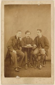 [Drie ongeïdentificeerde mannen, zittend]. door H. Tollerton