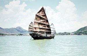 Junk in Castle Peak Bay Tuen Mun, Hong Kong door Hanna Seidel