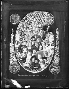 1884; Achttienhonderd juwelen van British Columbia begroeten u!; composietfoto gemaakt van kinderportretten genomen het voorgaande jaar, 1885 (zwart-wit foto)
