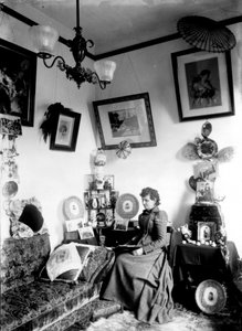 Hannah Maynard thuis, ca. 1890 (zwart-wit foto)
