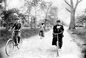 Maynard MacDonald en zijn grootmoeder, Hannah Maynard, fietsen in Beacon Hill Park, Victoria, ca. 1895 (zwart-wit foto)