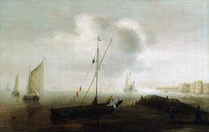 Een vissersboot, met de Nederlandse vlag, zeil naar beneden, nabij de kust, een figuur op de boot, gekleed in een gele regenjas, manipuleert het zeil
