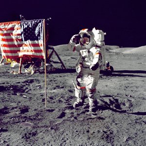 Cernan springt en groet de vlag, 1972