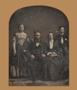 Groepsportret van een onbekende familie