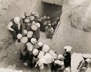 Het sluiten van het graf van Toetanchamon, Vallei der Koningen, februari 1923 door Harry Burton