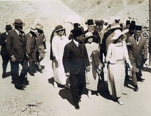 De koningin van de Belgen (midden vooraan) Lord Allenby (uiterst links) en Lady Allenby naderen de ingang van het graf van Toetanchamon, Vallei der Koningen door Harry Burton