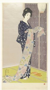Jonge vrouw in een zomer kimono